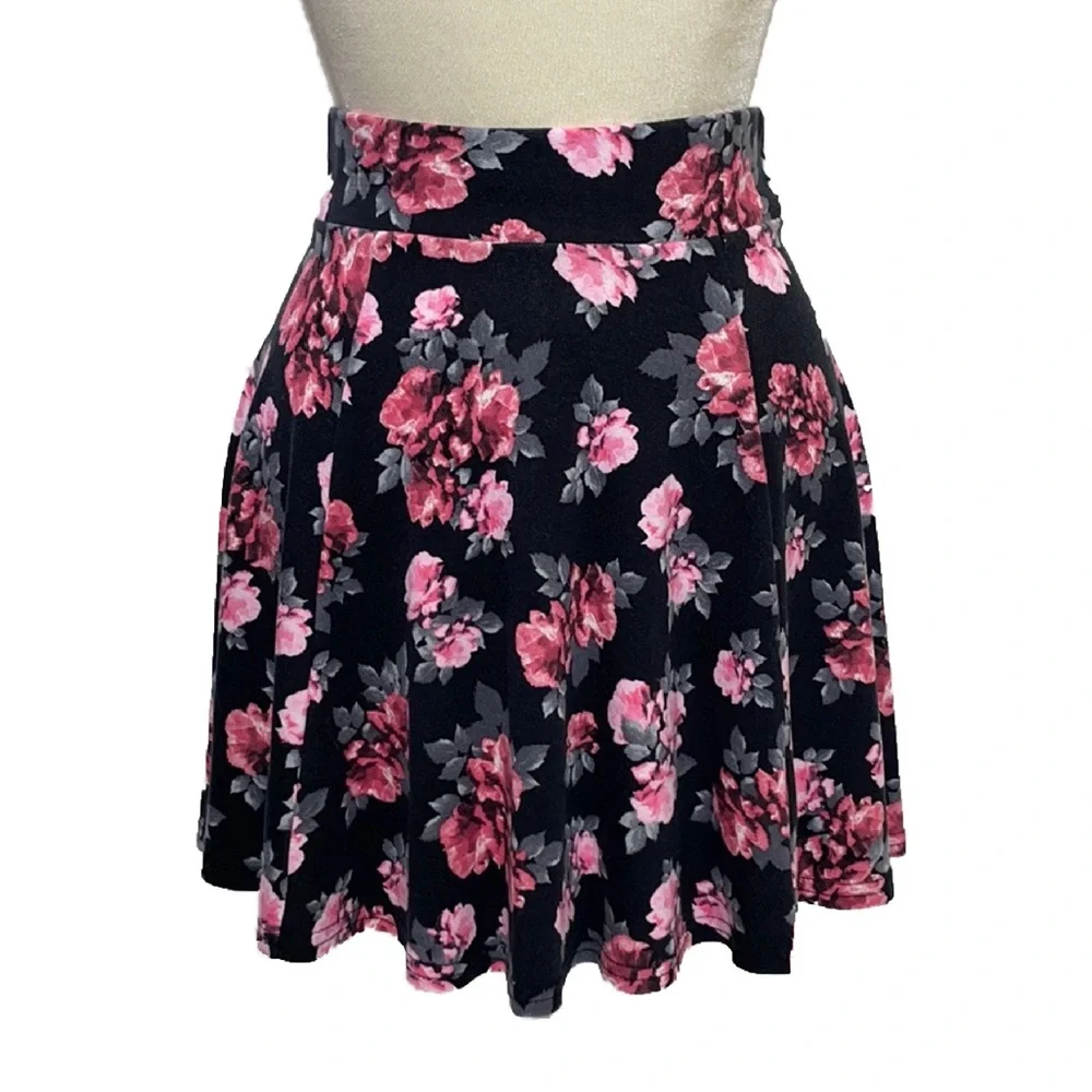 Flirty Floral Fun Mini Skirt Divided Size XS